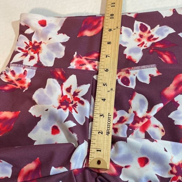 Balance Collection Capri Athletic Leggings Size Medium, Maroon Red and White Flo - Picture 11 of 13